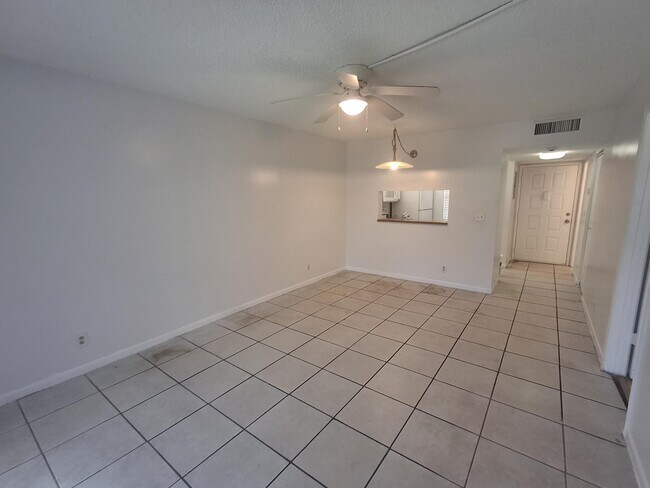 Foto del edificio - 8770 Royal Palm Blvd