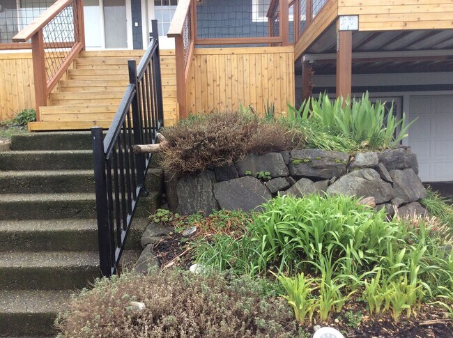 Foto del edificio - Browns Point Beauty! Spacious 2BDRM/1.75 BATH Home with Partial View of the Sound!
