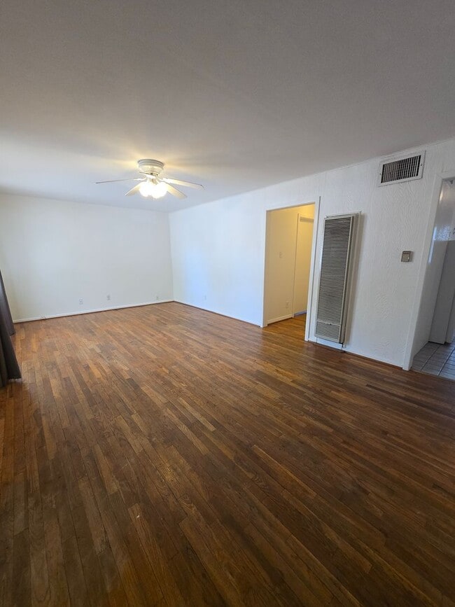 Building Photo - 2BD/1 BA Duplex
