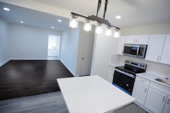 Foto del edificio - 1355 W 13th St