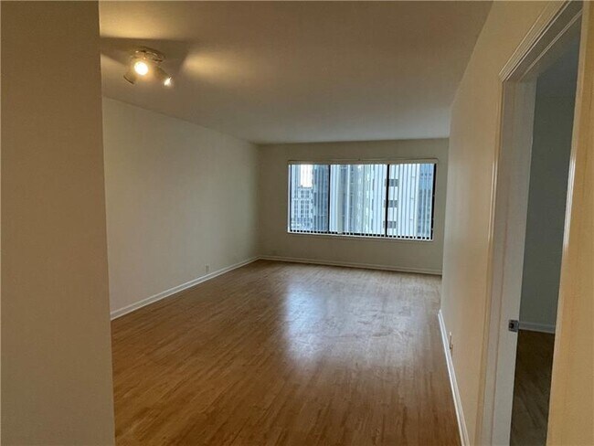 Building Photo - 3481 Lakeside Dr NE