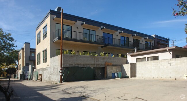 Foto del edificio - 909 El Centro St