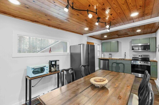 Building Photo - 124 Glad Tidings Ln