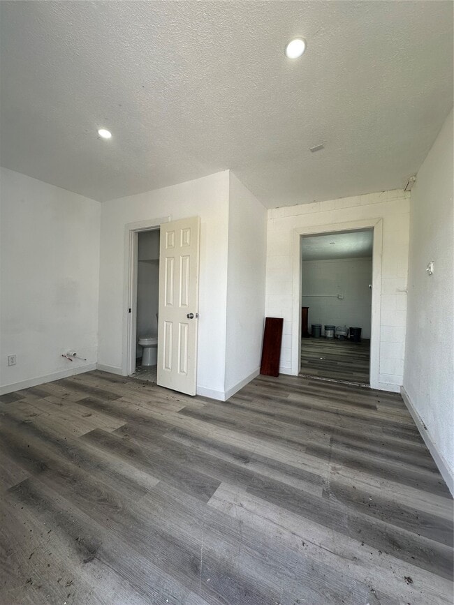 Foto del edificio - 6610 FM1765