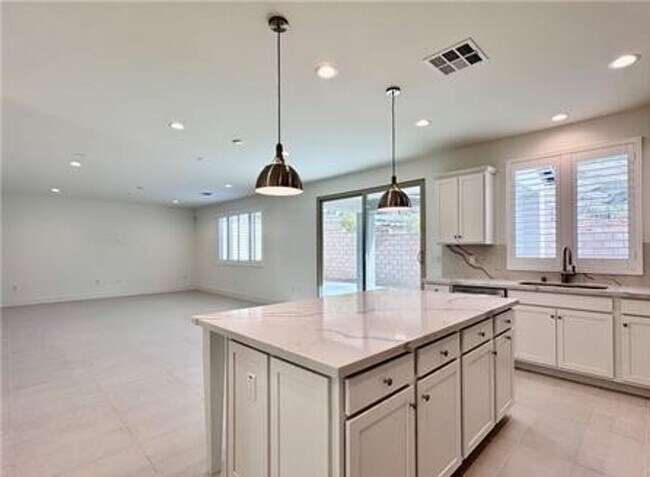 Building Photo - Stunning and Spacious 6BR 5BA Home w/ Solar Panels + Quartz Counter + Fenced Yard + 2 Car Garage ...