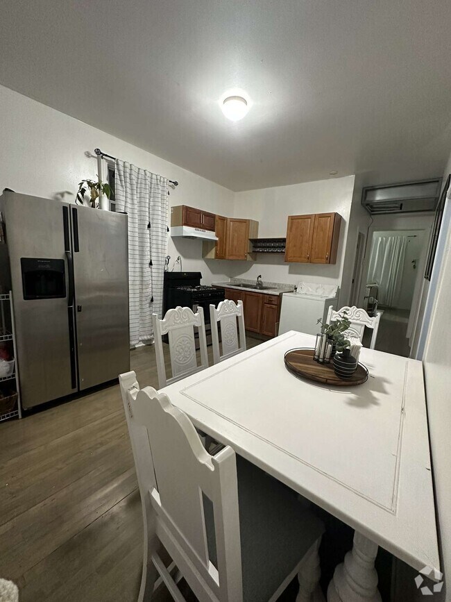 White Coleman Apartments under 800 Chicago, IL 1 Rentals