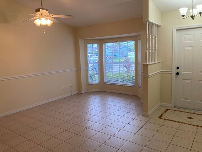 Sala de estar con ventanal y zona de estar. - 3224 SW 7th Pl