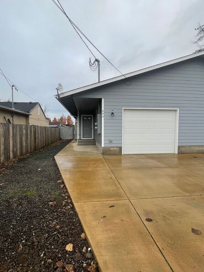 Foto del edificio - Convieniently located charming duplex with modern updates!