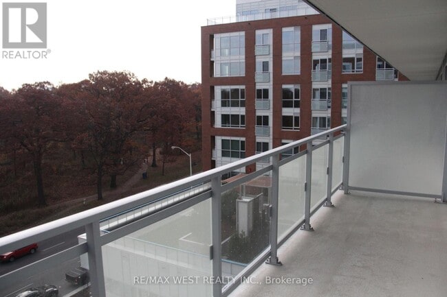 Photo du bâtiment - 1830 Bloor St W