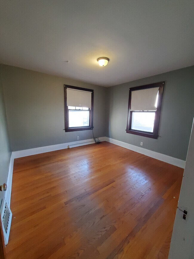 Building Photo - 114 4th St