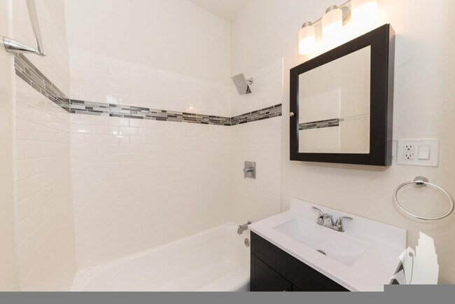 Foto del edificio - 0 bedroom in Chicago IL 60613