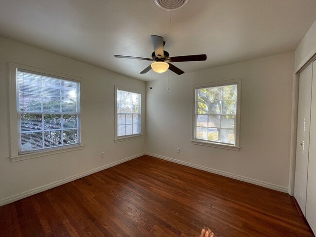 Building Photo - Beautiful 3 bedroom 2 bath with garage!