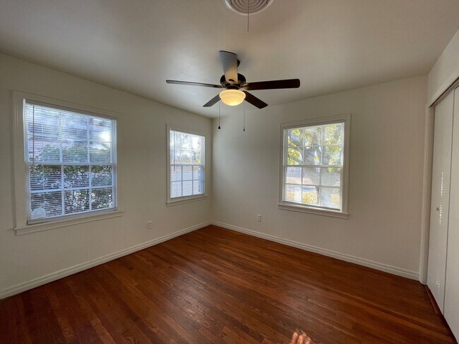 Foto del edificio - Beautiful 3 bedroom 2 bath with garage!