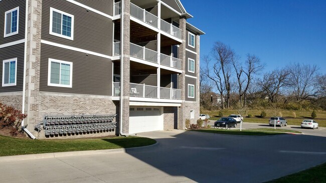 Foto del edificio - $1,850 | 2 Bedroom + Den, 2 Bathroom Condo...
