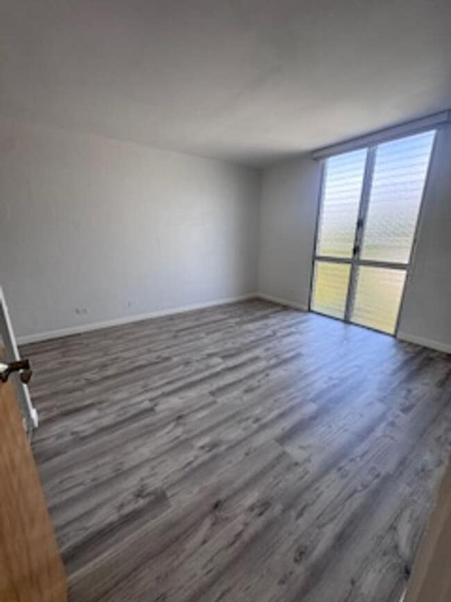 Building Photo - 1603