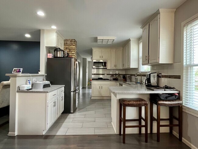 Foto del edificio - 2449 W Fletcher St