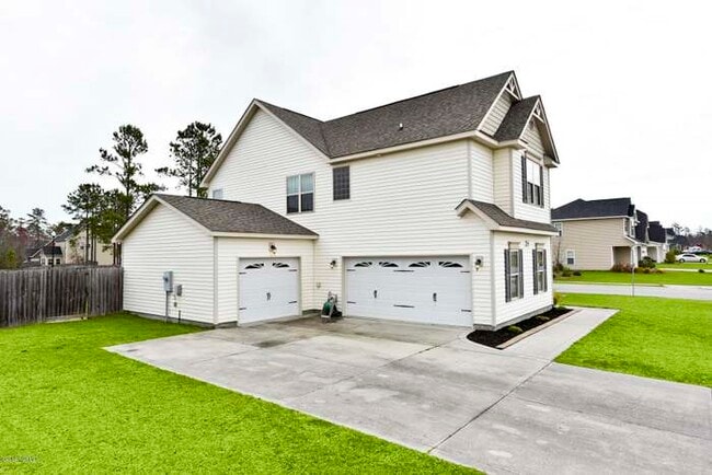 Foto del edificio - 307 First Post Rd