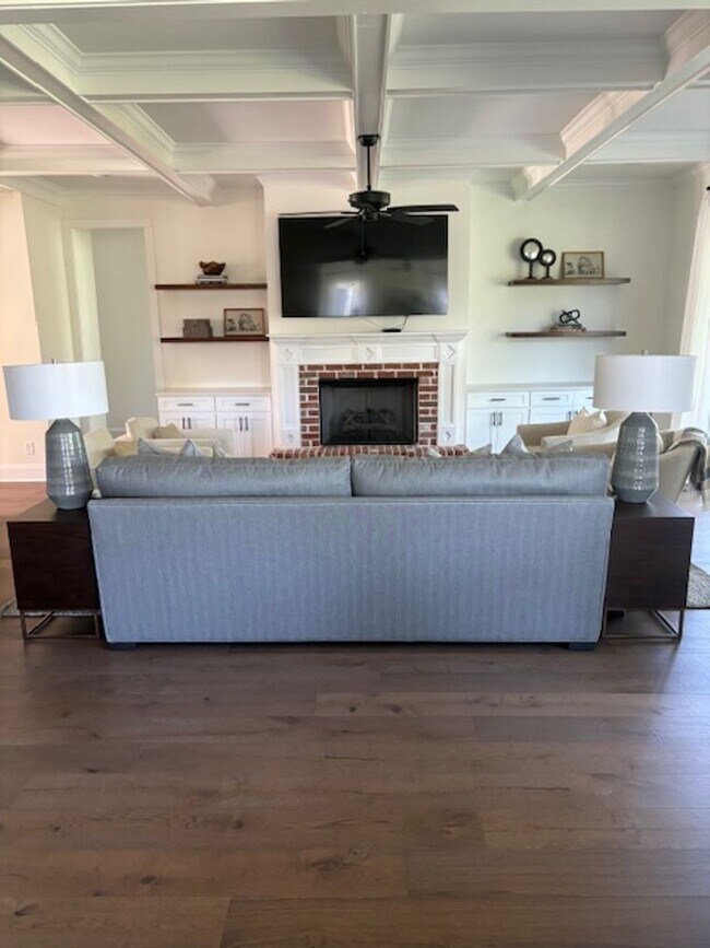 Building Photo - Charming Fully Furnished 2 Bedroom Home wi...