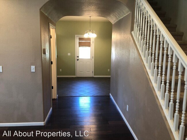 Building Photo - 3 br, 2.5 bath House - 4547 Hayler Avenue
