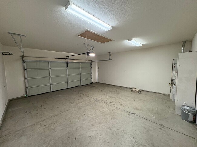 Foto del edificio - Very Spacious South East Visalia Home Avai...