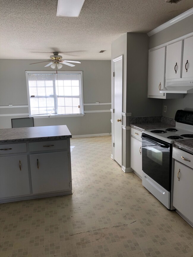 Building Photo - 3450 McAlpine Dr