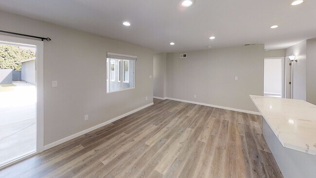 Foto del edificio - 5BD/2BA with Garage!