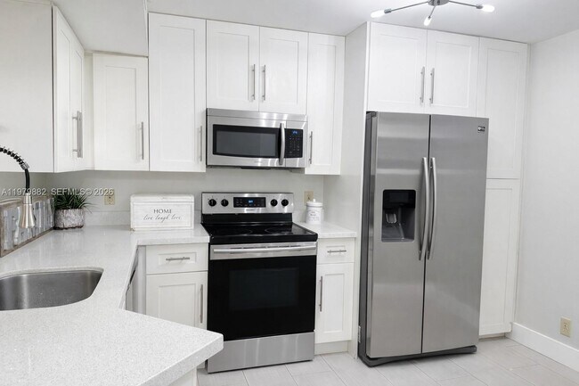 Foto del edificio - 8851 Wiles Rd