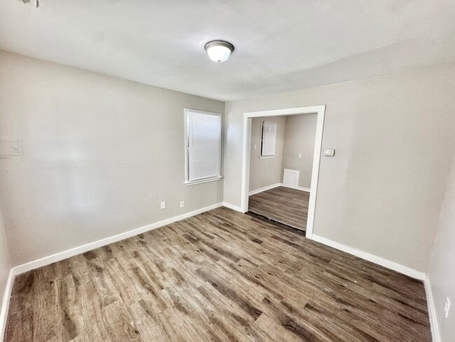 Photo - 1290 N McNeil St House