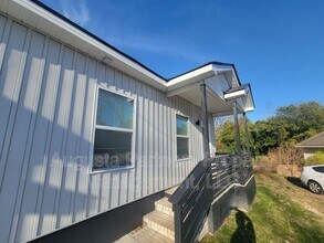 Building Photo - 2122 Circular Dr