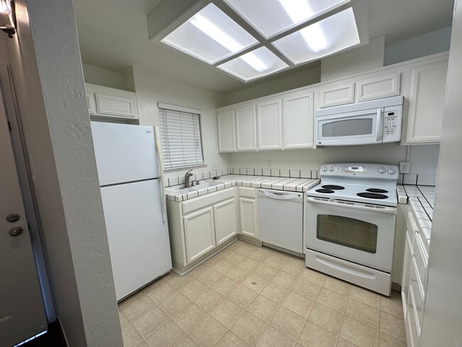 Building Photo - Perfect blend of convenience and comfort 2/2 San Mateo