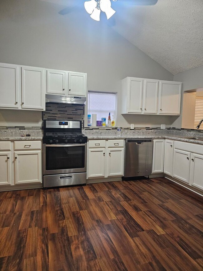 Foto del edificio - 3 bedroom 2 bathroom for rent!
