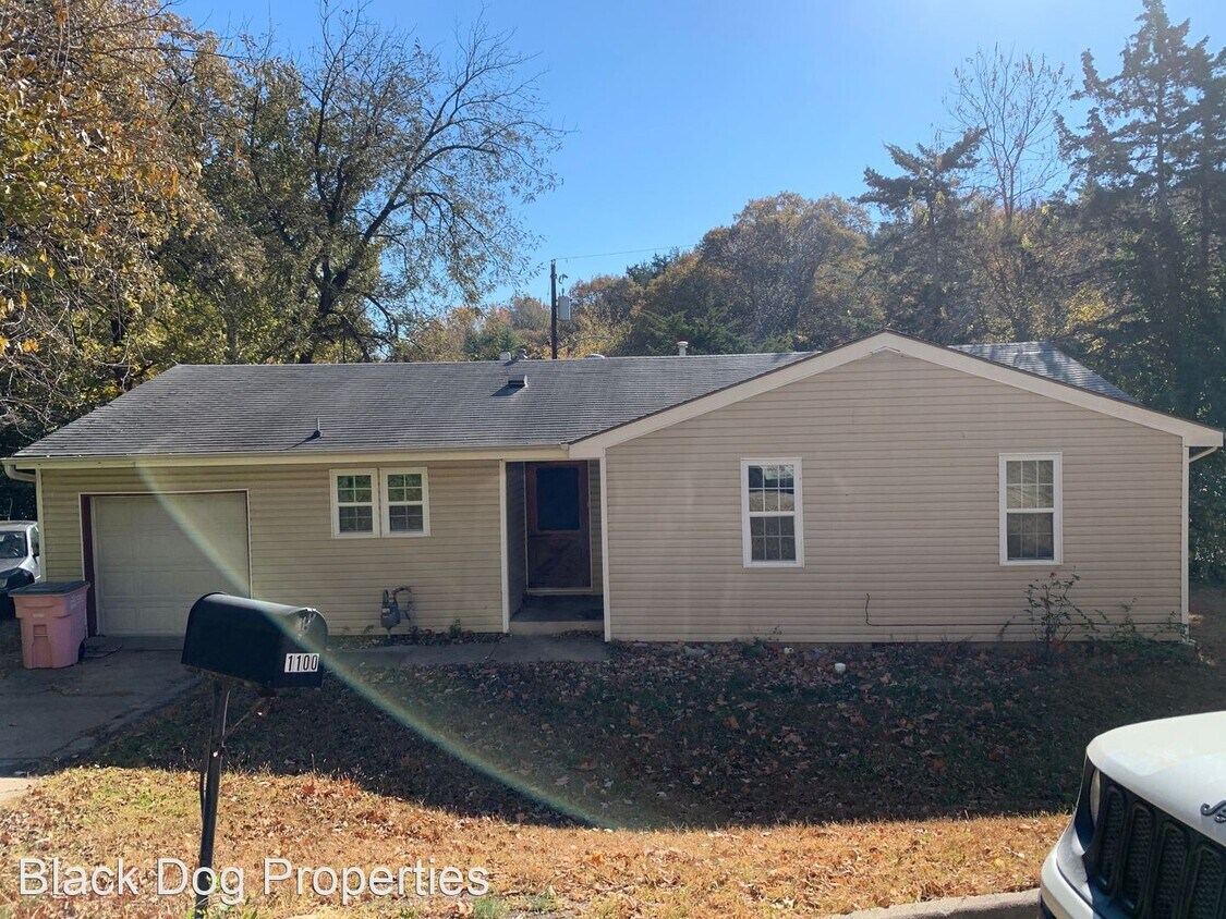 Primary Photo - 3 br, 1 bath House - 1100 Vail Cir.
