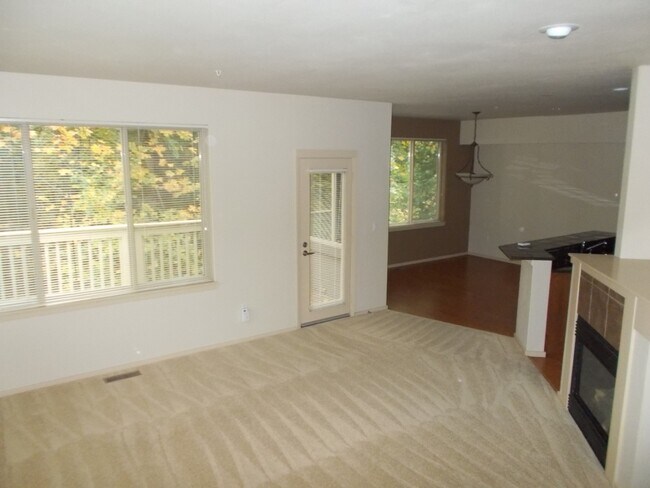 Building Photo - Gorgeous 3BR 2.5BA Issaquah Town Home Avai...