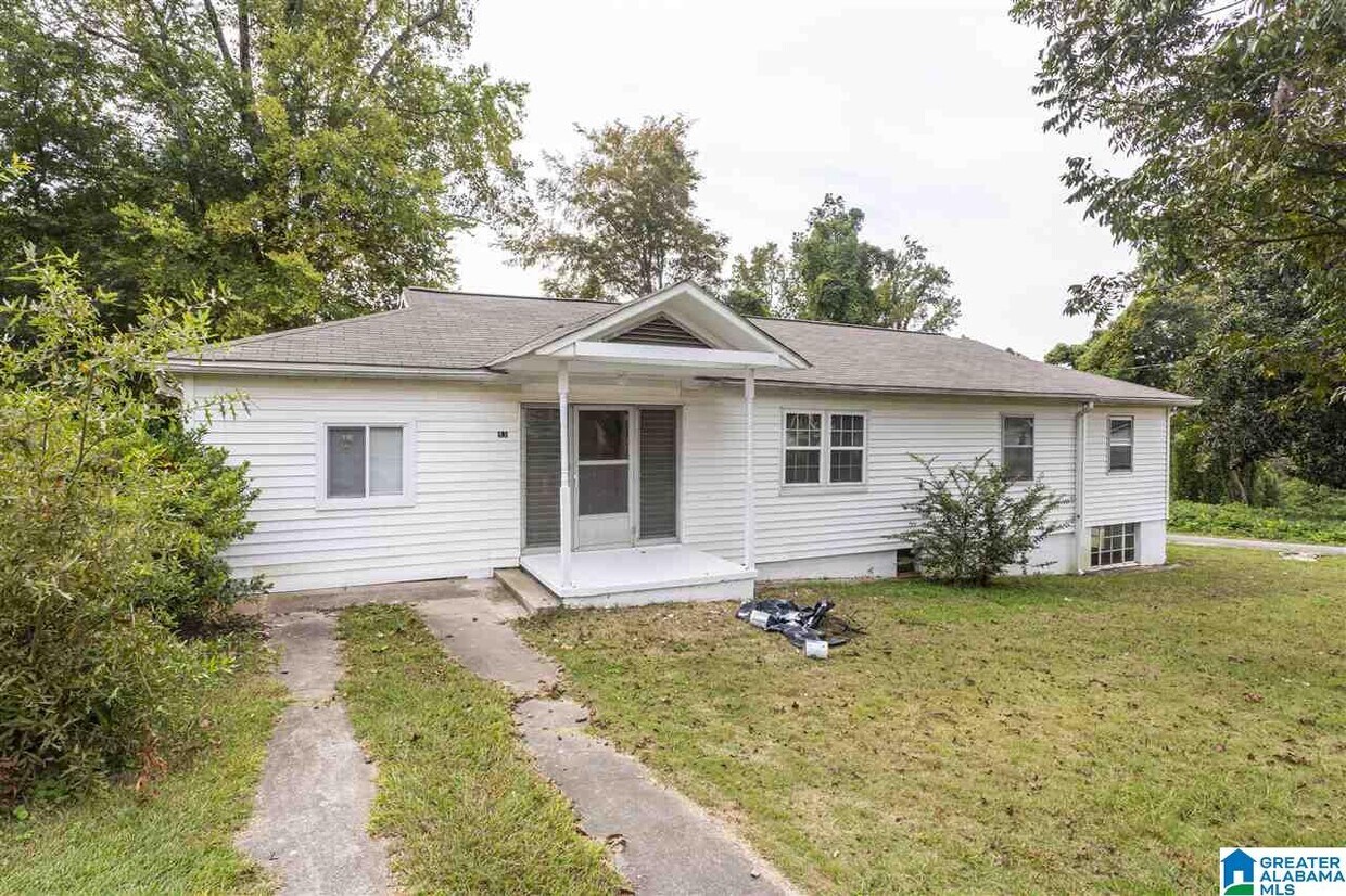 83 6th Ave SW, Graysville, AL 35073 House for Rent in Graysville, AL