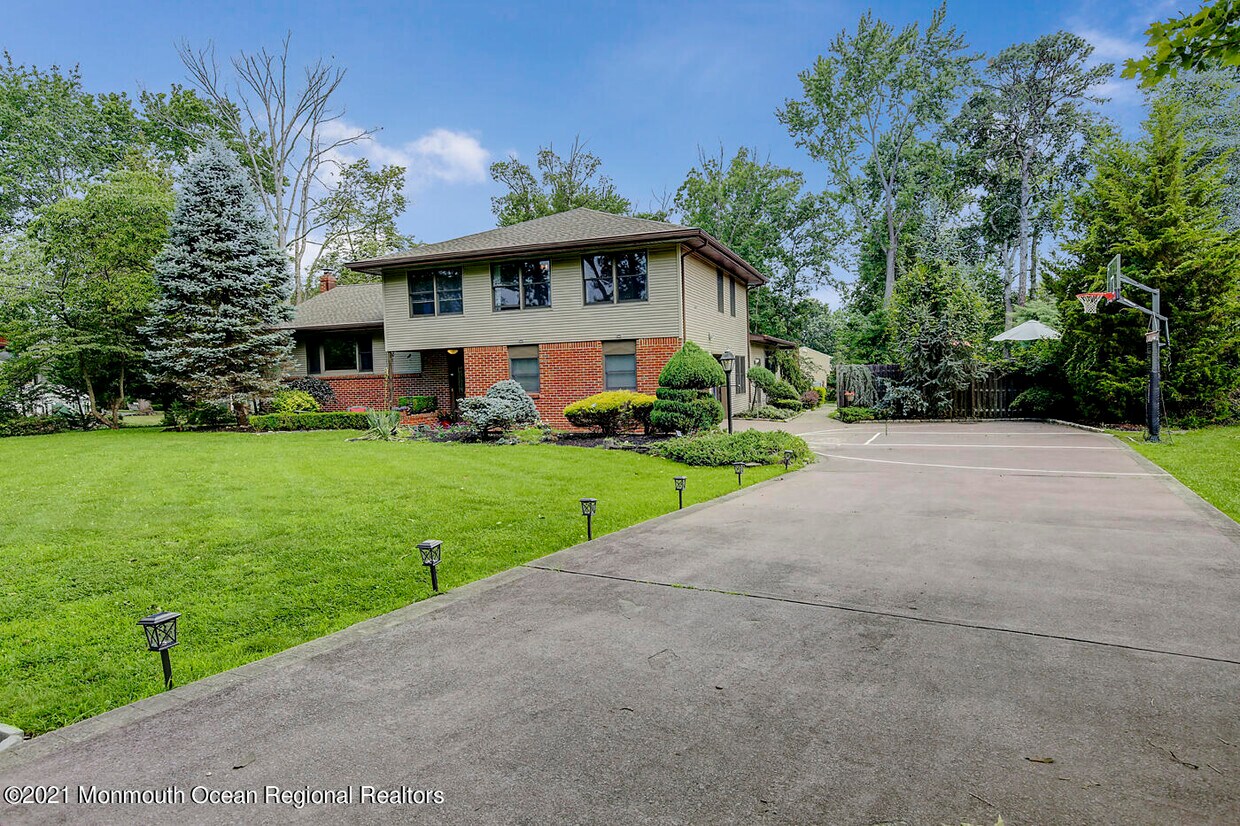 4 Spruce Way, Manalapan, NJ 07726 House for Rent in Manalapan, NJ