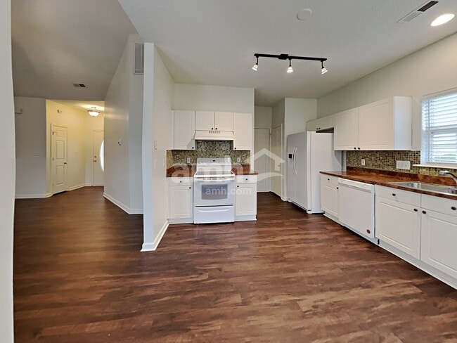 Foto del edificio - 19504 Tryon St