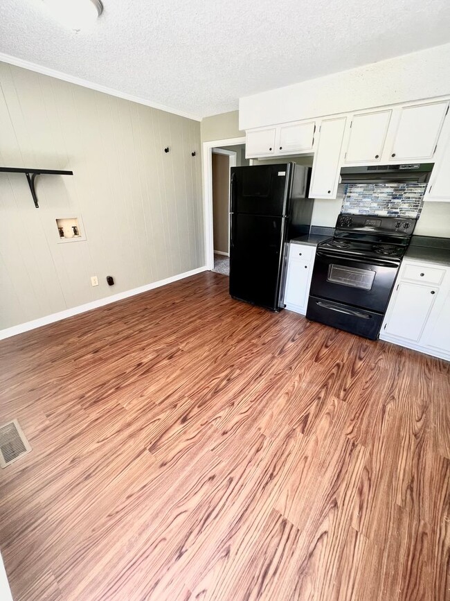 Building Photo - Available Oct 14!! Freshly Updated 2 Bed 1...