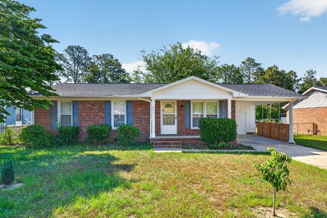 Foto del edificio - "Charming 3-Bed Home with Gleaming Hardwood Floors in Hope Mills!"