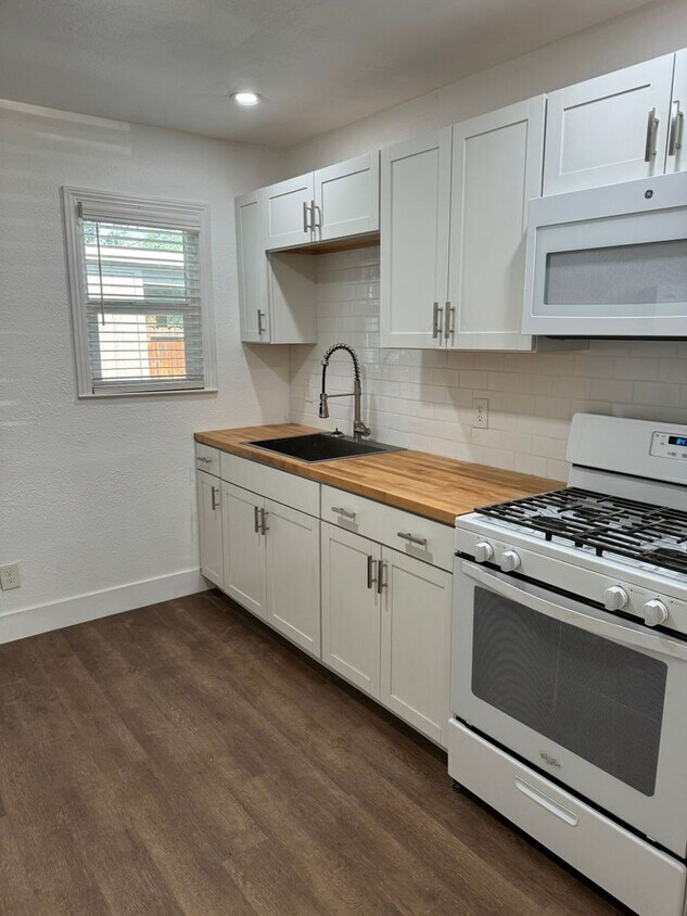 Foto principal - 3000-3002 West St