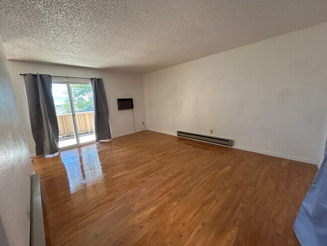 Building Photo - Charming 1/1 in Great Location