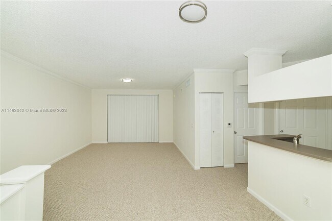Foto del edificio - 17145 N Bay Rd