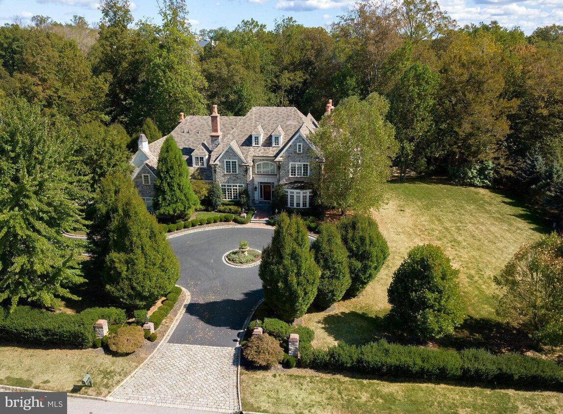 Primary Photo - 60 Farrier Ln