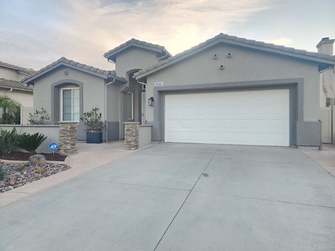 Foto principal - 4 Bedroom Single Level Home in Redhawk wit...