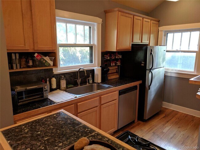 Building Photo - AWESOME 2-BDRM VICTORIAN DUPLEX HOME WITH 2-CAR GARAGE & CENTRAL A/C!