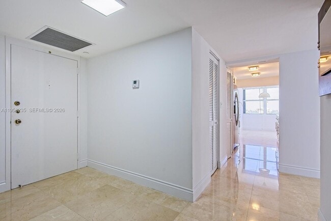 Building Photo - 1925 Brickell Ave