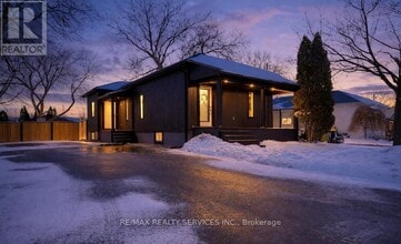 Building Photo - 3 Mary St E