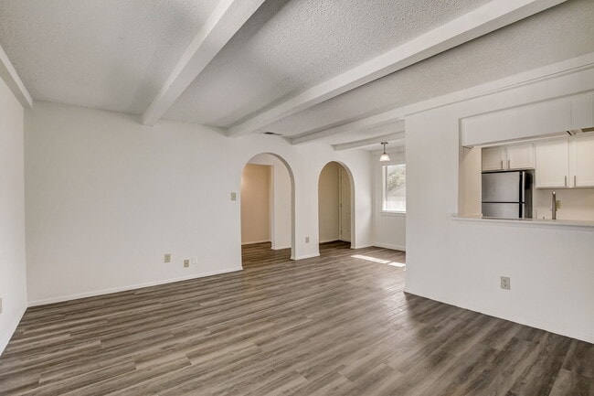 Building Photo - The Oaks Apartments