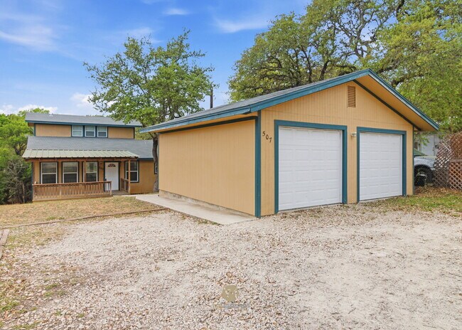 Building Photo - 3-bedroom, 2-bath home nestled in the Rolling Hills subdivision in Canyon Lake