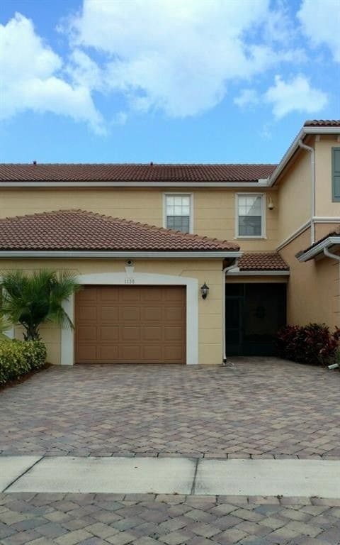 Driveway - 1136 Cheval Dr