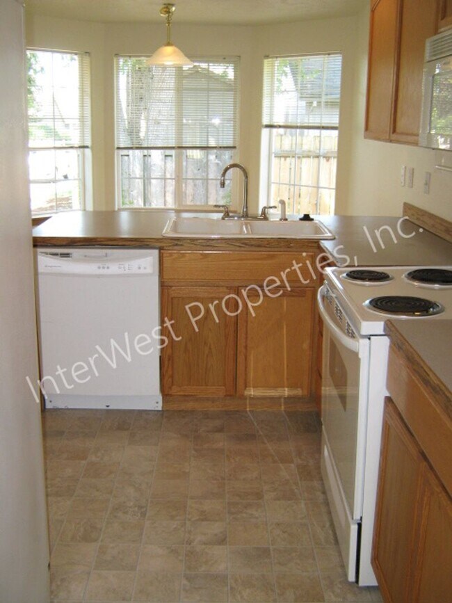 Foto del edificio - *1ST MONTH'S RENT FREE PROMO* Ranch Style 3 Bedroom Gresham Home with 2 Car Garage, Gas Fireplace...